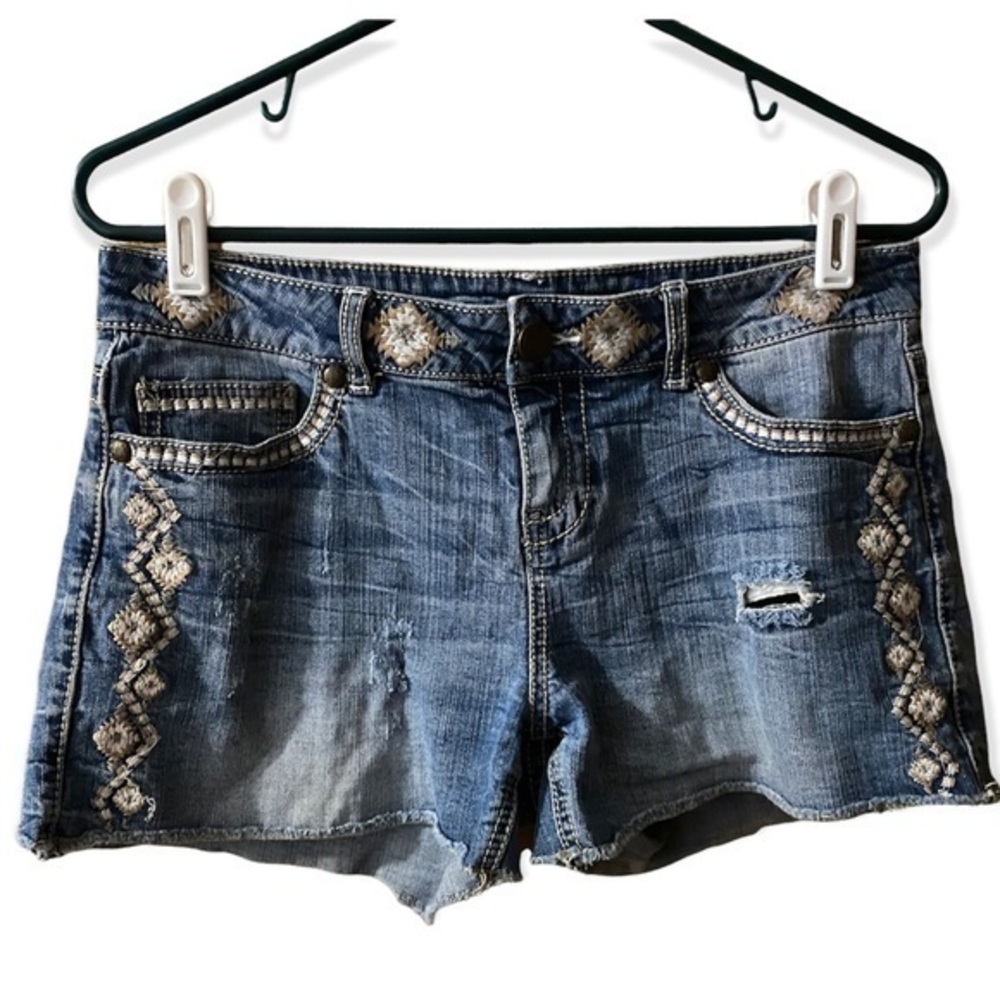 Maurices Shorts Women’s Size 9-10 Distressed Blue Jean Button‎ Fly Zip
